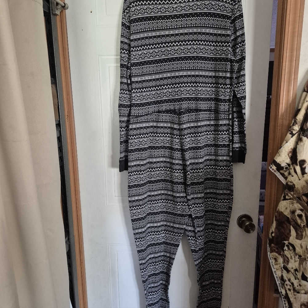 Grey and White Patterned Women's Pajamas - Picture 2 of 3
